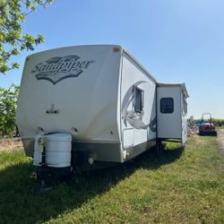 2011 Sandpiper pull behind trailer 