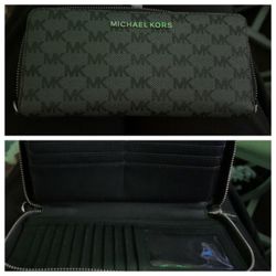 Michal Kors wallet with zipper