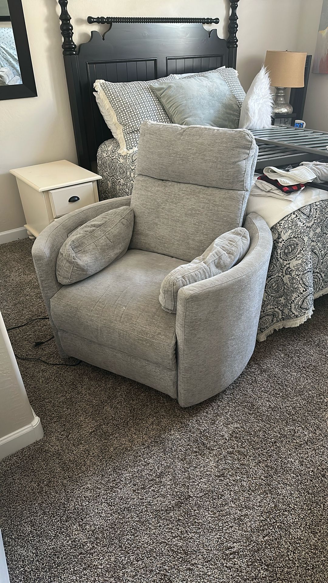 Lounger/Recliner With USB Port Charger