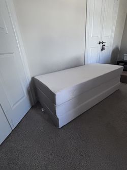 Tri Fold Memory Foam Mattress (Queen size)