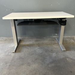 Electric adjustable desk