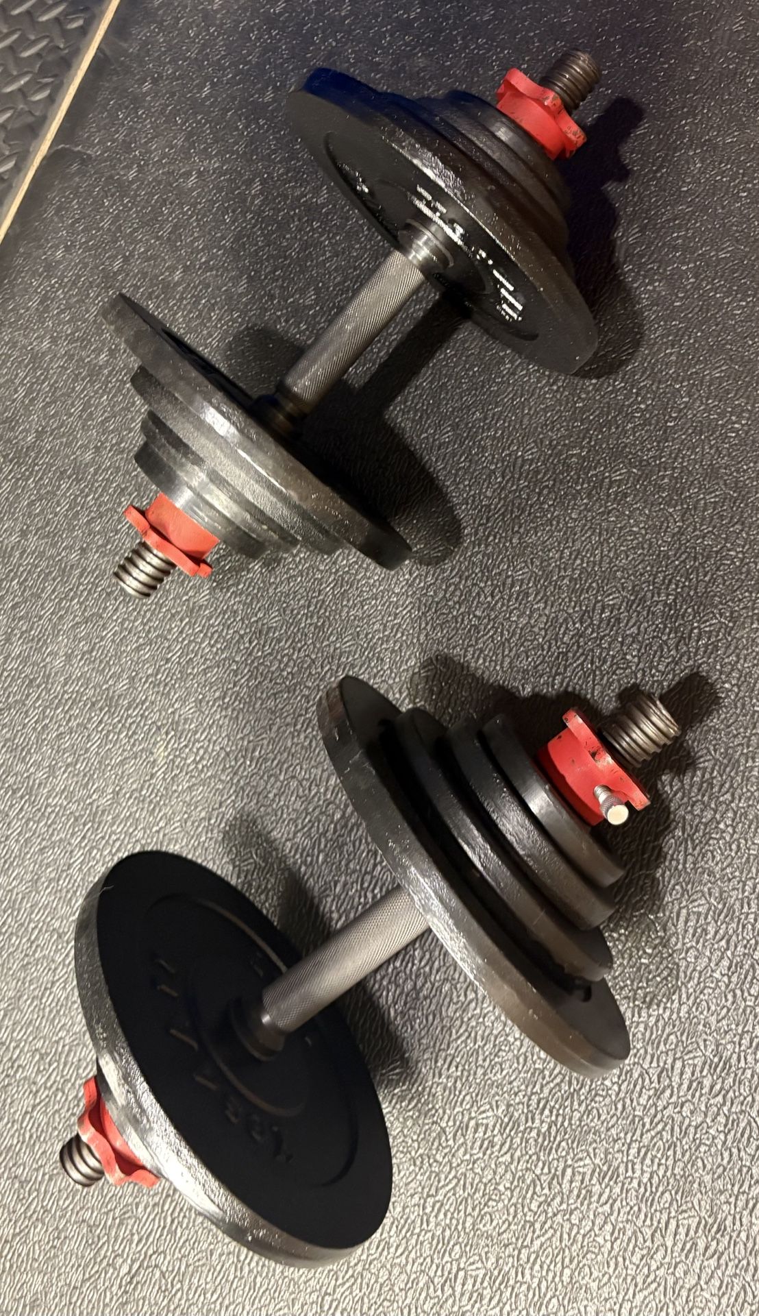Dumbbells Standard. BEAUTIFUL, with Red Dumbbell Bars with 100# loading capacity. Brute: 88 #