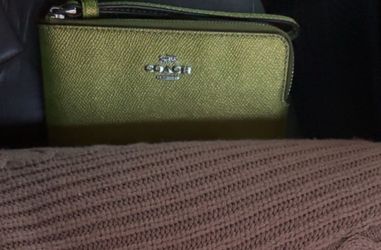 coach green wristlet