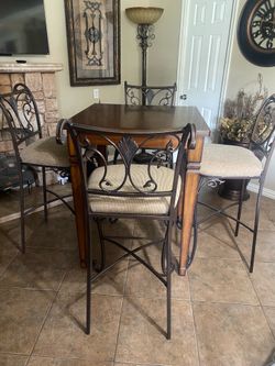 Counter Height Table / Barstools