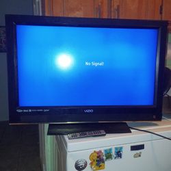 28 Inch Vizio.HAS EVERYTHING 