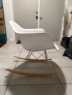Eames Plastic Armchair in bright white