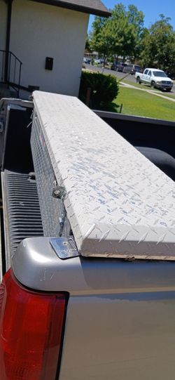 Truck bed roolbox