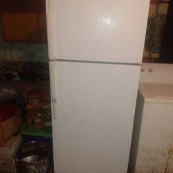 GE Refrigerator With Ice Machine