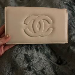 channel wallet, cream color, medium size 