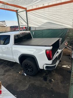 GMC Sierra tri fold bed cover