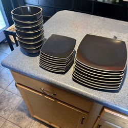 Gibson Home 15-Piece Square Dinnerware Set – Black with Cream Trim