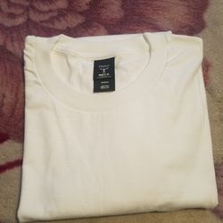 Hanes beffy Tshirt size medium. Camisetas