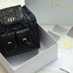 Carry a beautiful white bag diagonally across
