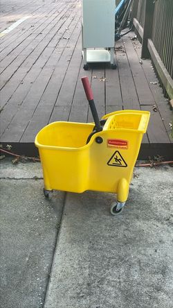 Rubbermaid Commercial Mop Bucket with Wringer