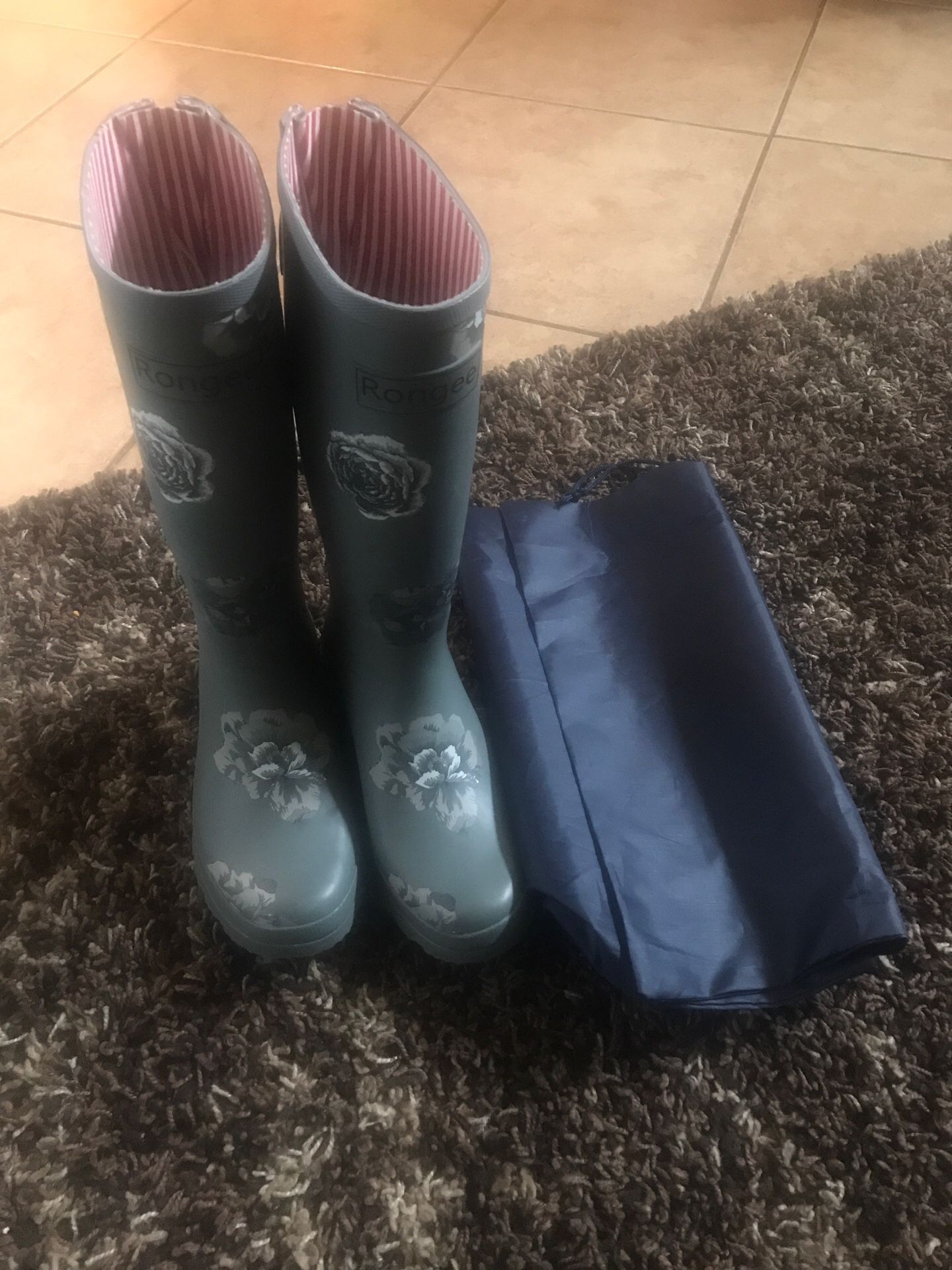 Rongee women size 8 rain boots / bag