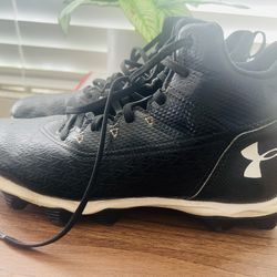 Under Armour Baseball Cleats  6.5 Youth 