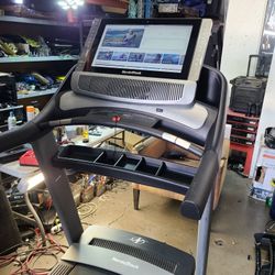Nordictrack Commercial 2950 treadmill - 22" wide belt  - 12mph Max speed - 15% incline 