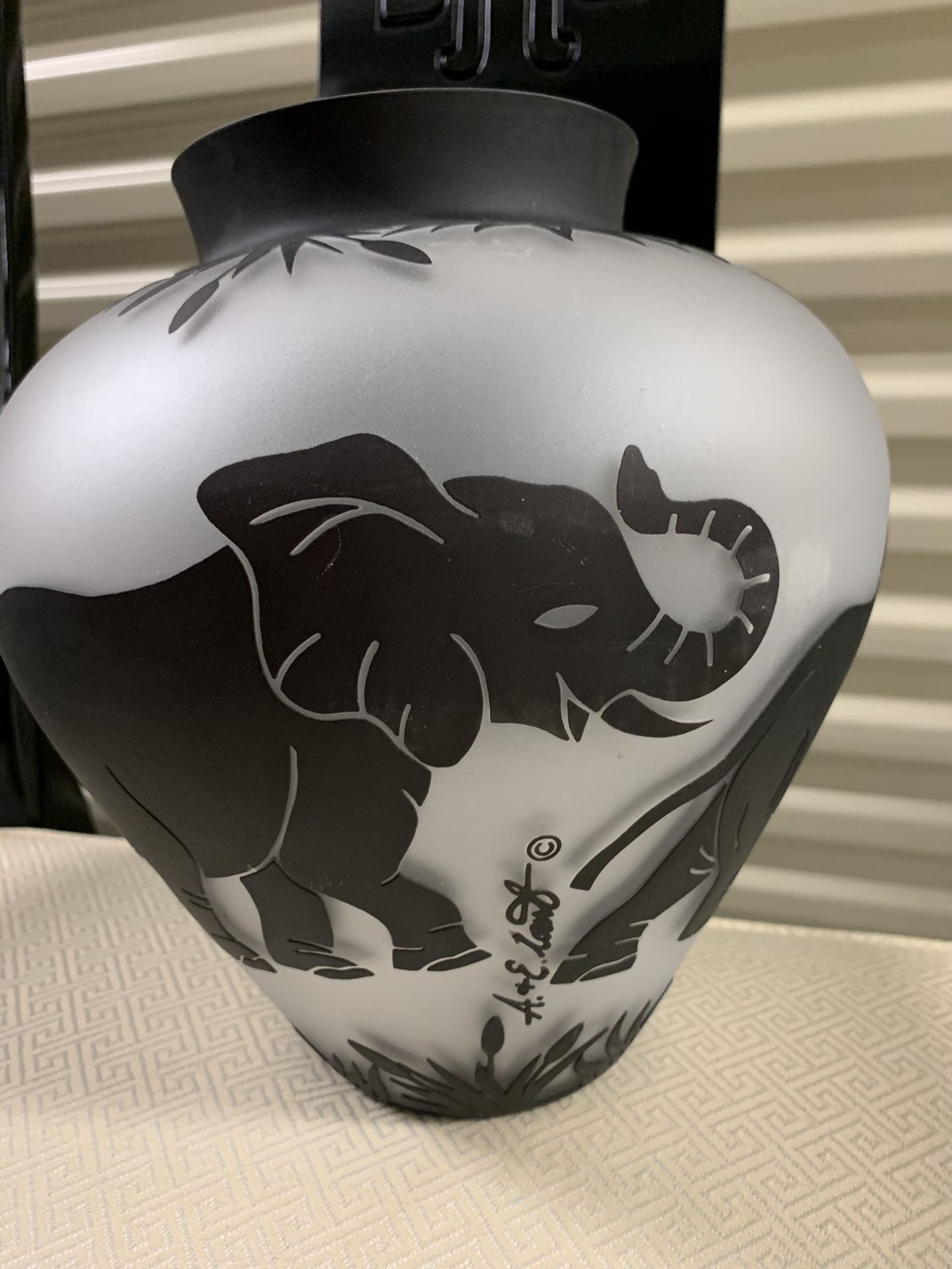 Decorative vase with elephant Arthur court design