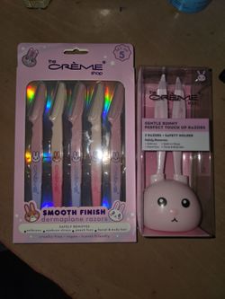 The Creme Dermaplane Razors and Safety Holders