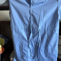 Batas   nuevas talla L y mediana a seis dólares tengo como 60