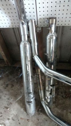 Harley-Davidson stock header and mufflers for an Electra Glide Ultra Classic 2001 serious buyers only need to bother me