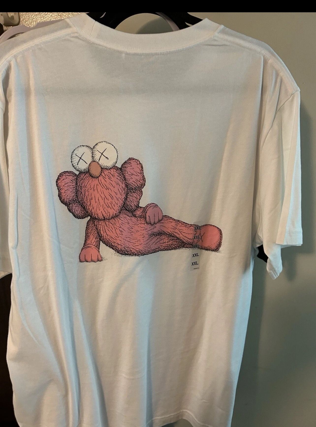 KAWS x Uniqlo Men’s XXL Short Sleeve Exclusive Companion White/Pink TShirt NEW!