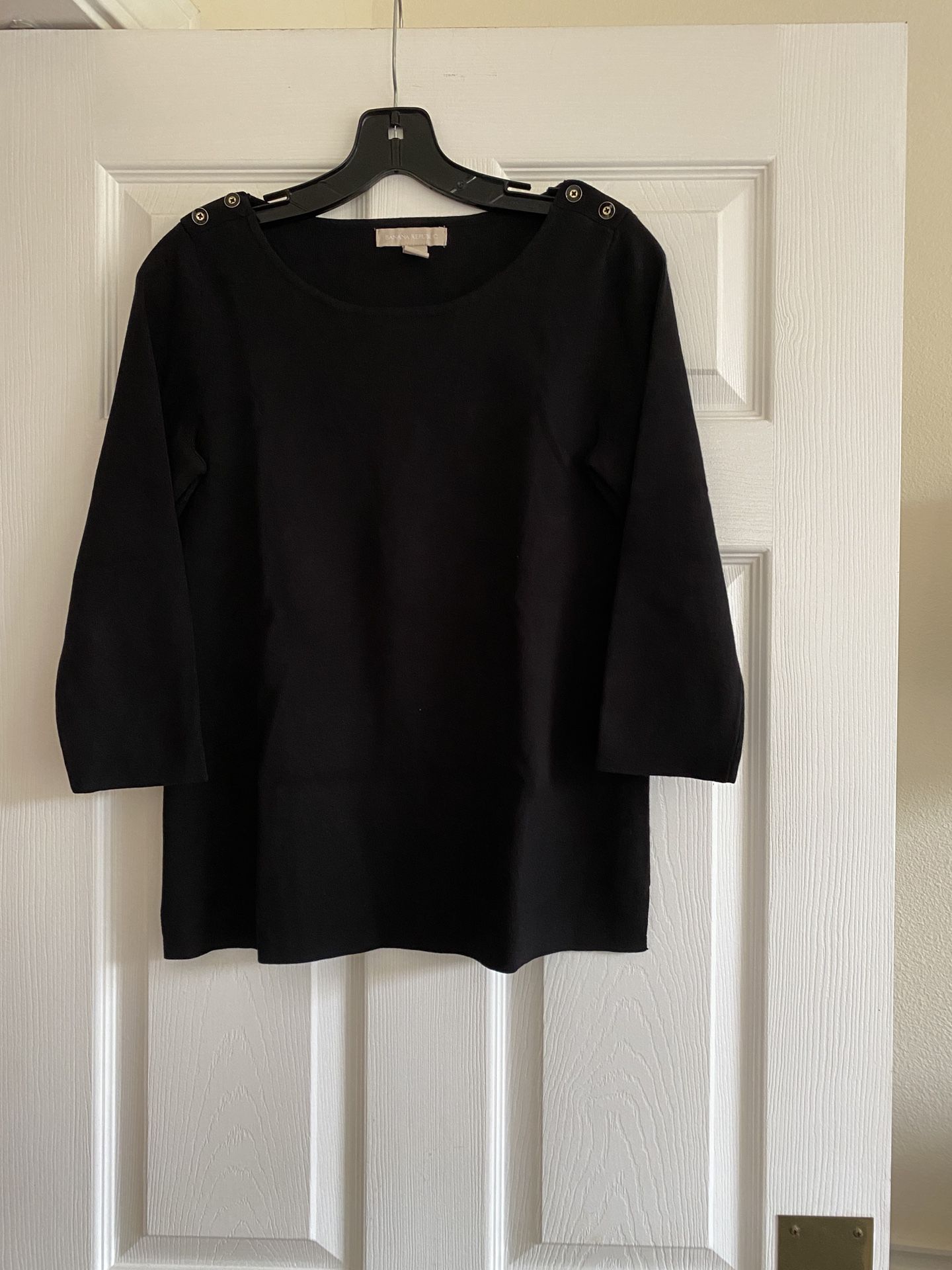 Looks brand new Banana Republic knit long sleeve top. Decorative buttons on shoulders. Straight cut, 