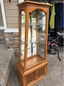 Display cabinet with lighting