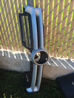 2008 vw rabbit mk5 original front grill like new