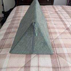 Nugget Comfort triangle pillow