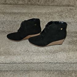 Black wedge shoes
