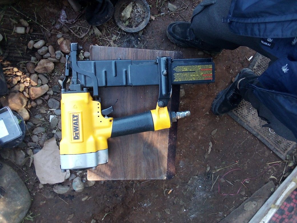 DeWalt 16GA Pneumatic Staple Gun