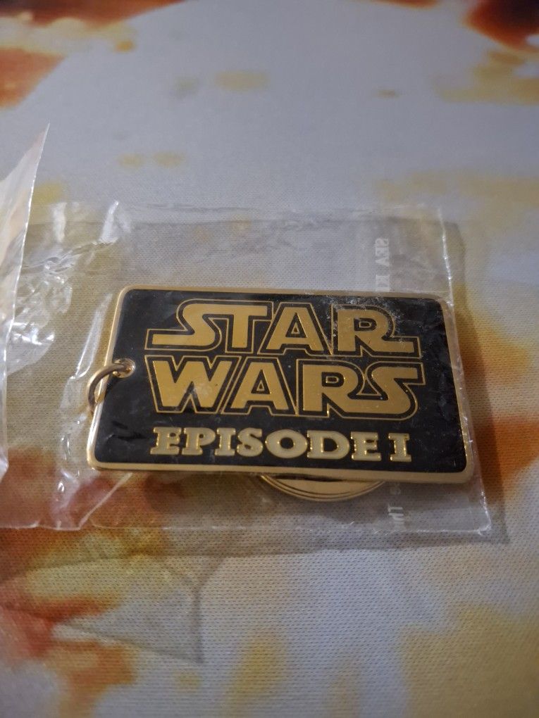 APPLAUSE 1999 STAR WARS EPISODE 1 METAL KEYCHAIN...NEW & NEVER USED...ADULT OWNED AND KEPT IN A SMOKE FREE HOME...$10 FIRM...