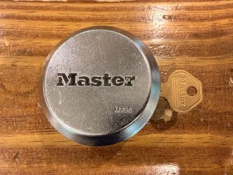 🚨 MOVING SALE 🚨 Master Lock M736 Padlock with Key
