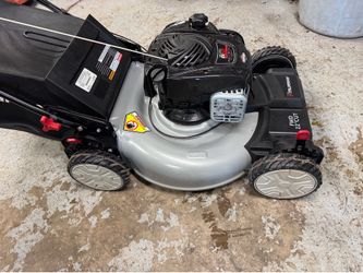 Murray Self Propelled Mower 150cc Engine w/22” Cutting Width And Bagger. Like New