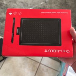 Creative Stylist And Tablet 85