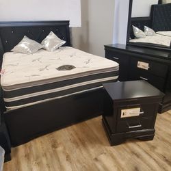 4 Pcs Queen bedroom set,   Financing Available 