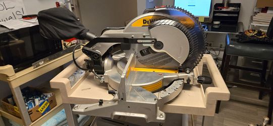 Dewalt DWS715 12 inch compound miter saw