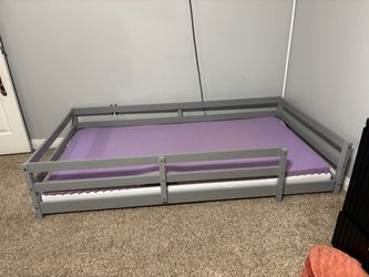 Twin floor bed and mattress