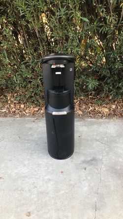 Crystal Mountain Water Cooler STFM2KHKIC includes 5 gal bottle (hot/ice cold)