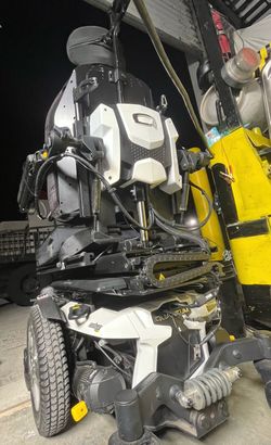 Quantum Q6 Edge 2.0 iLevel Rehab Power Chair Fully Loaded power recline elevate and legs WHITE Extremely clean Quantum Q6 Edge 2.0 iLevel power chair 