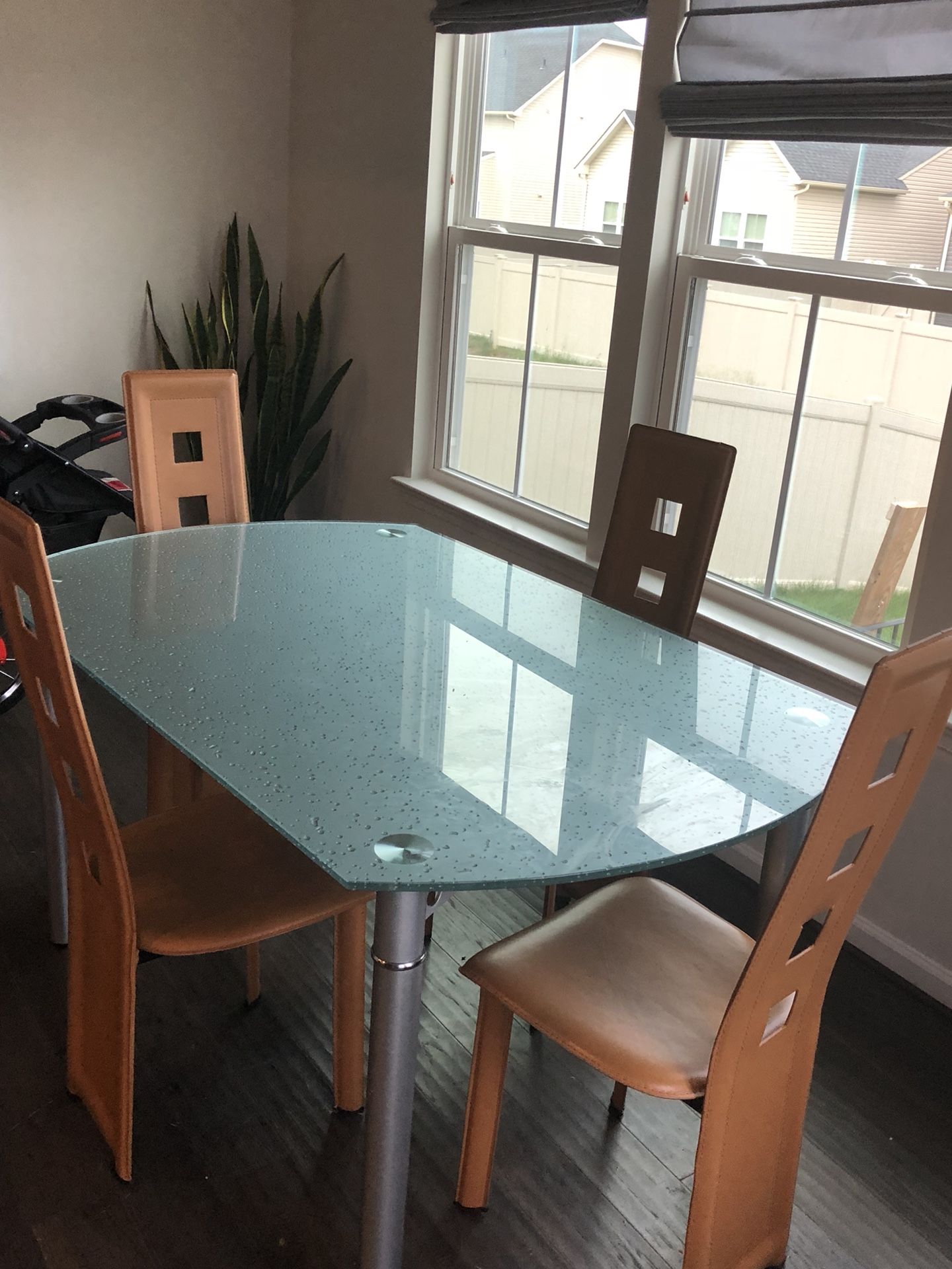 Extendable glass dining table