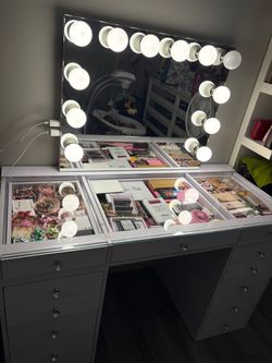 Hollywood Vanity Desk with Lighted Mirror