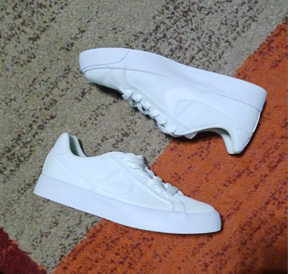 Like NEW Nike Court AC Canvas Triple White Wo.7½ (6Y) for Sale in Baton Rouge, LA - OfferUp