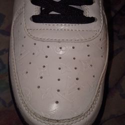 Off White Louis Vuitton Slightly Used Still New Size 9 .5 ,10 Can Fit