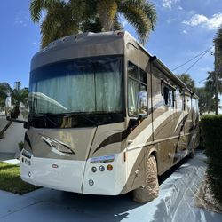 2009 Winnebago Tour 40FD Diesel Pusher 26k Miles
