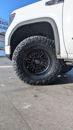 35" Toyo RT Trail & 17" Black Rhino Taleo 6x139.7
