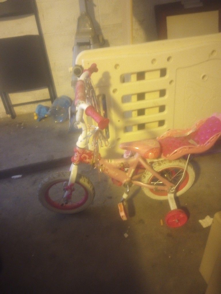 Girls Bike w/Training Wheels 