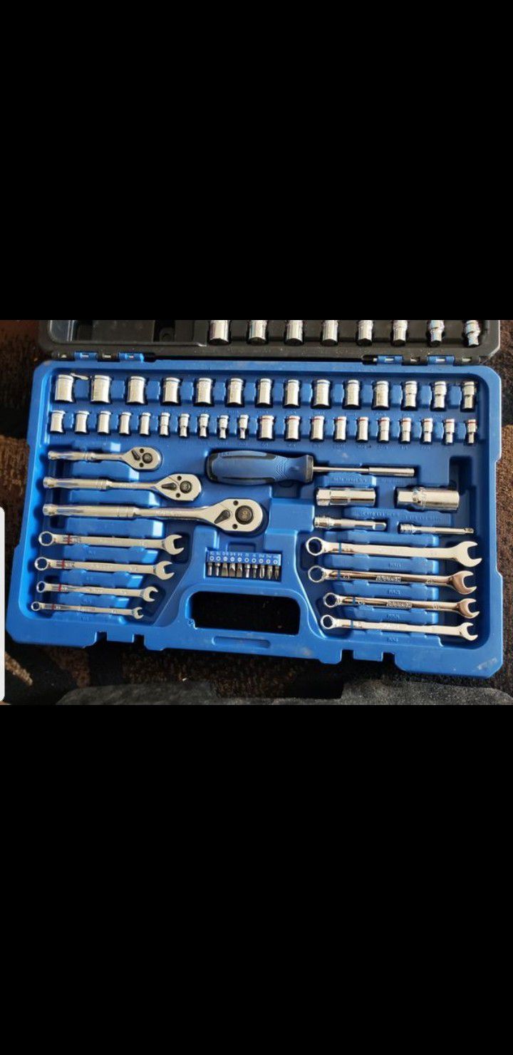 Kobalt 138-Piece Standard (SAE) and Metric Polished Chrome Mechanics Tool Set . Tool box