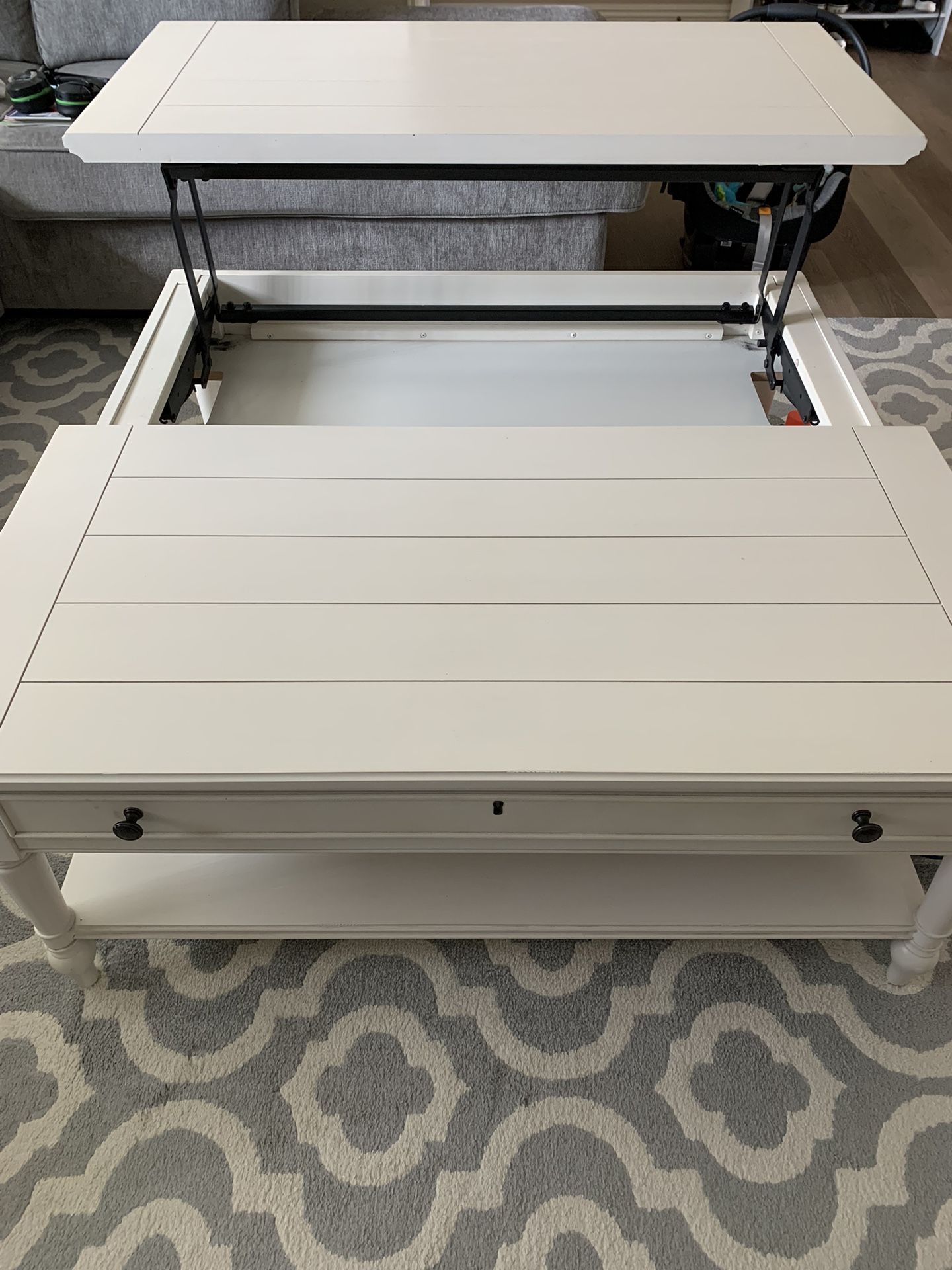 Summer Hill Lift Top Cocktail Table